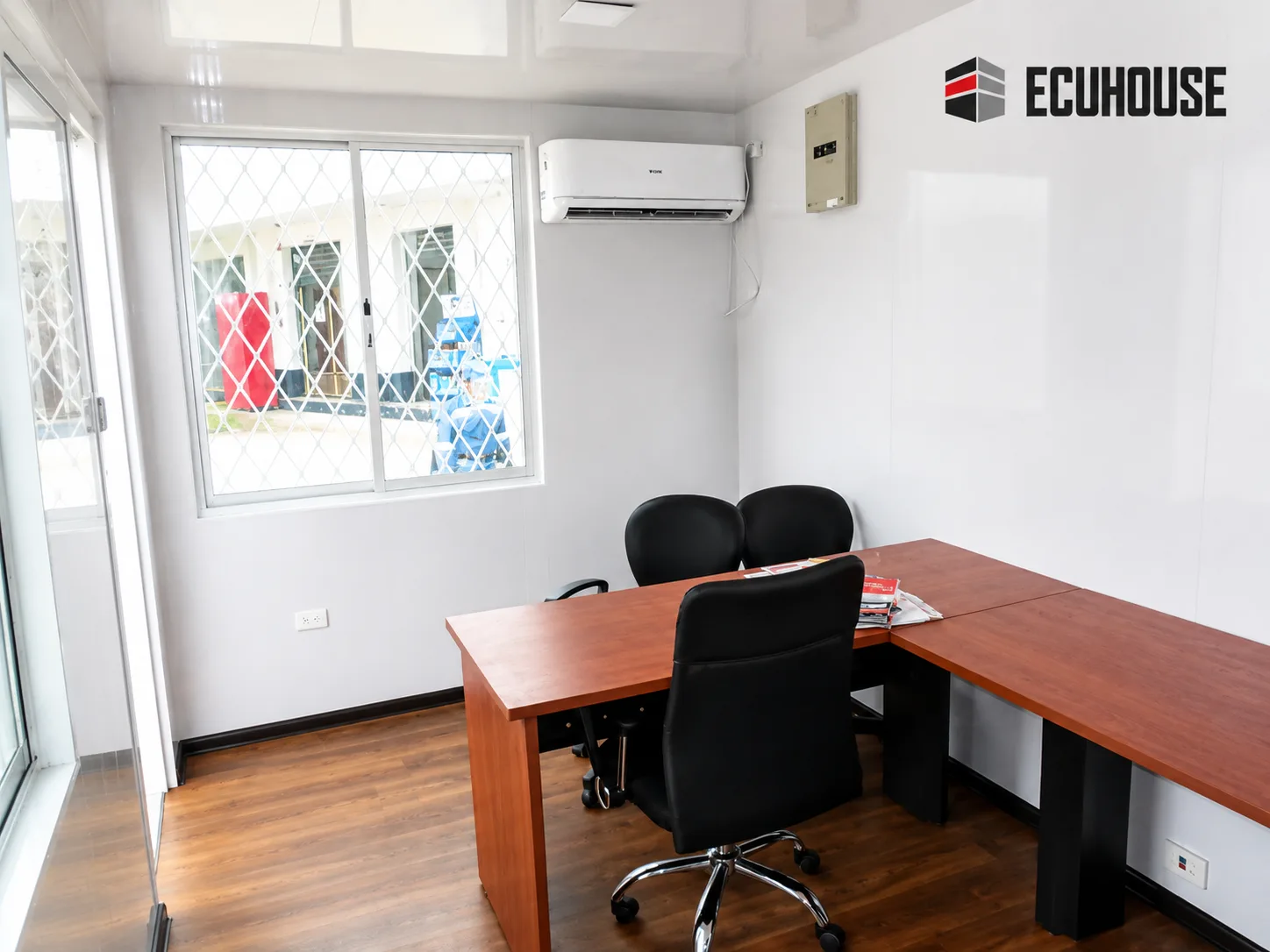 Contenedor marítimo modificado como oficina de obra por ECUHOUSE — imagen 3