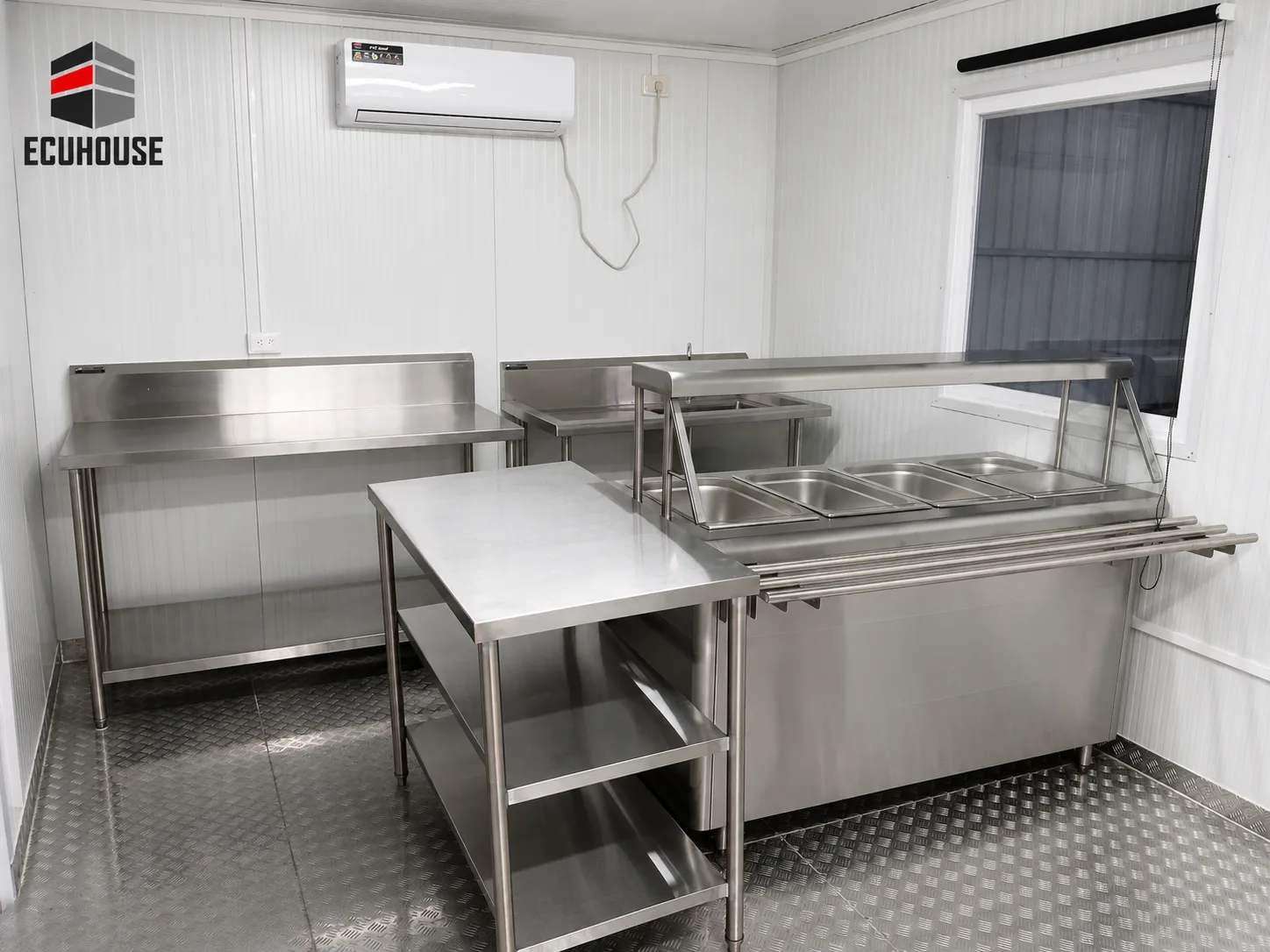 Camper petrolero fabricado por ECUHOUSE instalado en campo — imagen 6