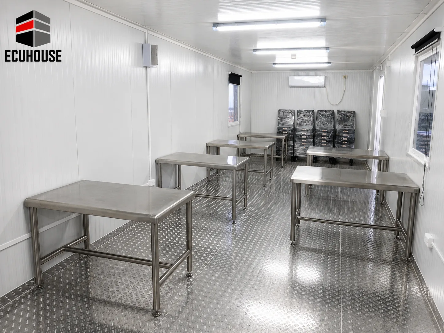 Camper petrolero fabricado por ECUHOUSE instalado en campo — imagen 7