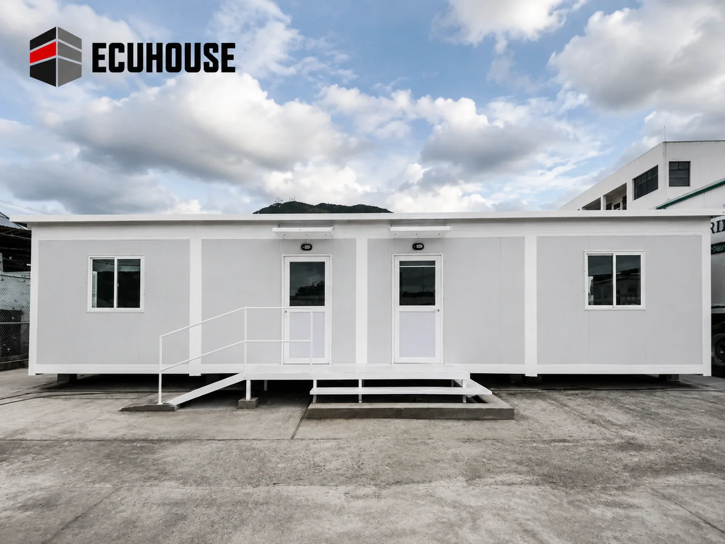 familia recibiendo llaves frente a vivienda modular