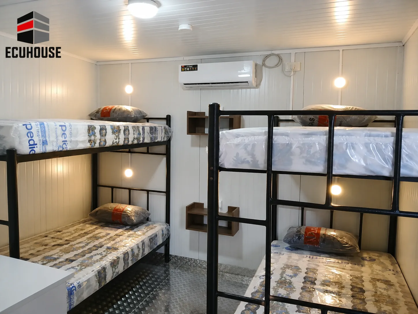 Camper petrolero fabricado por ECUHOUSE instalado en campo — imagen 8